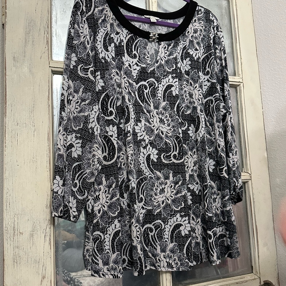 Black and White Graphic 3/4 Sleeve Blouse